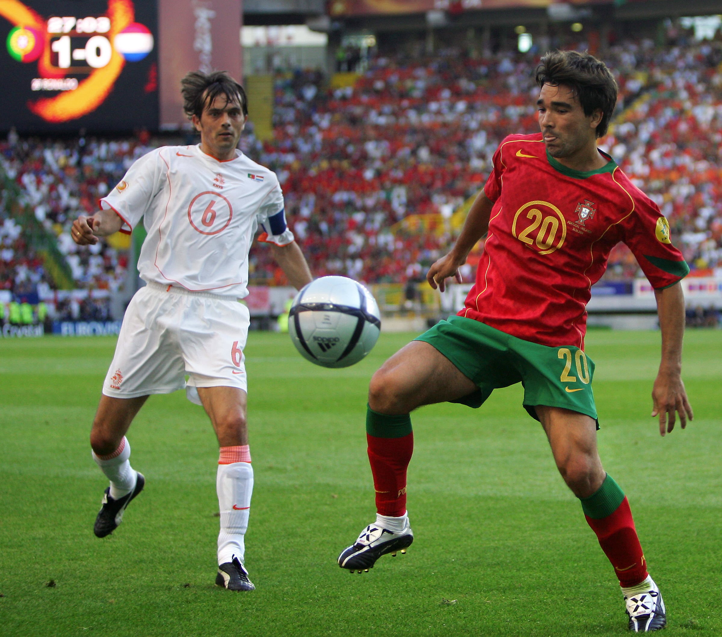 Deco a disputar a bola no Euro de futebol de 2004 realizado em Portugal