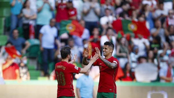 Jogador de futebol Cancelo a festejar um golo num jogo de Portugal