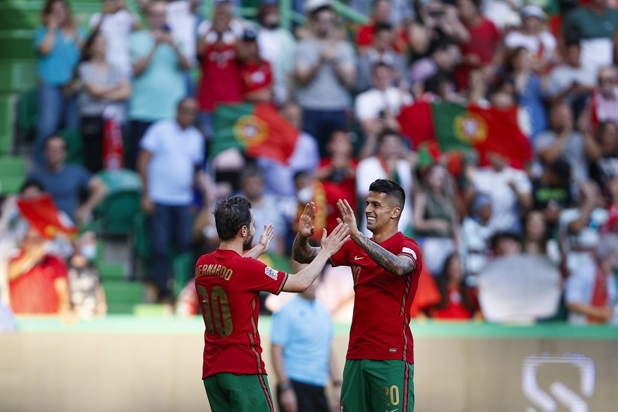 Jogador de futebol Cancelo a festejar um golo num jogo de Portugal