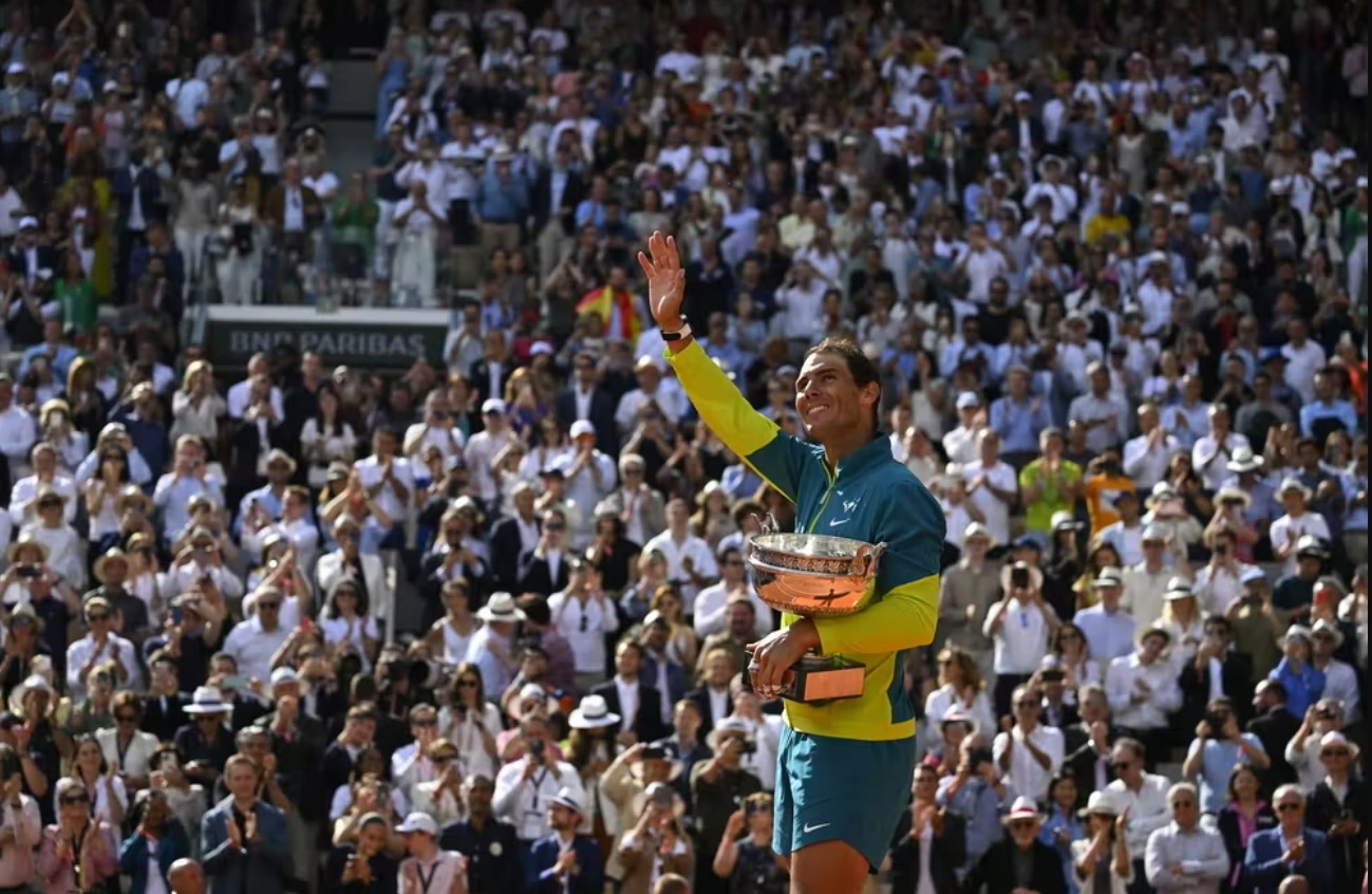 Rafael Nadal a acenar a espetadores do Roland Garros