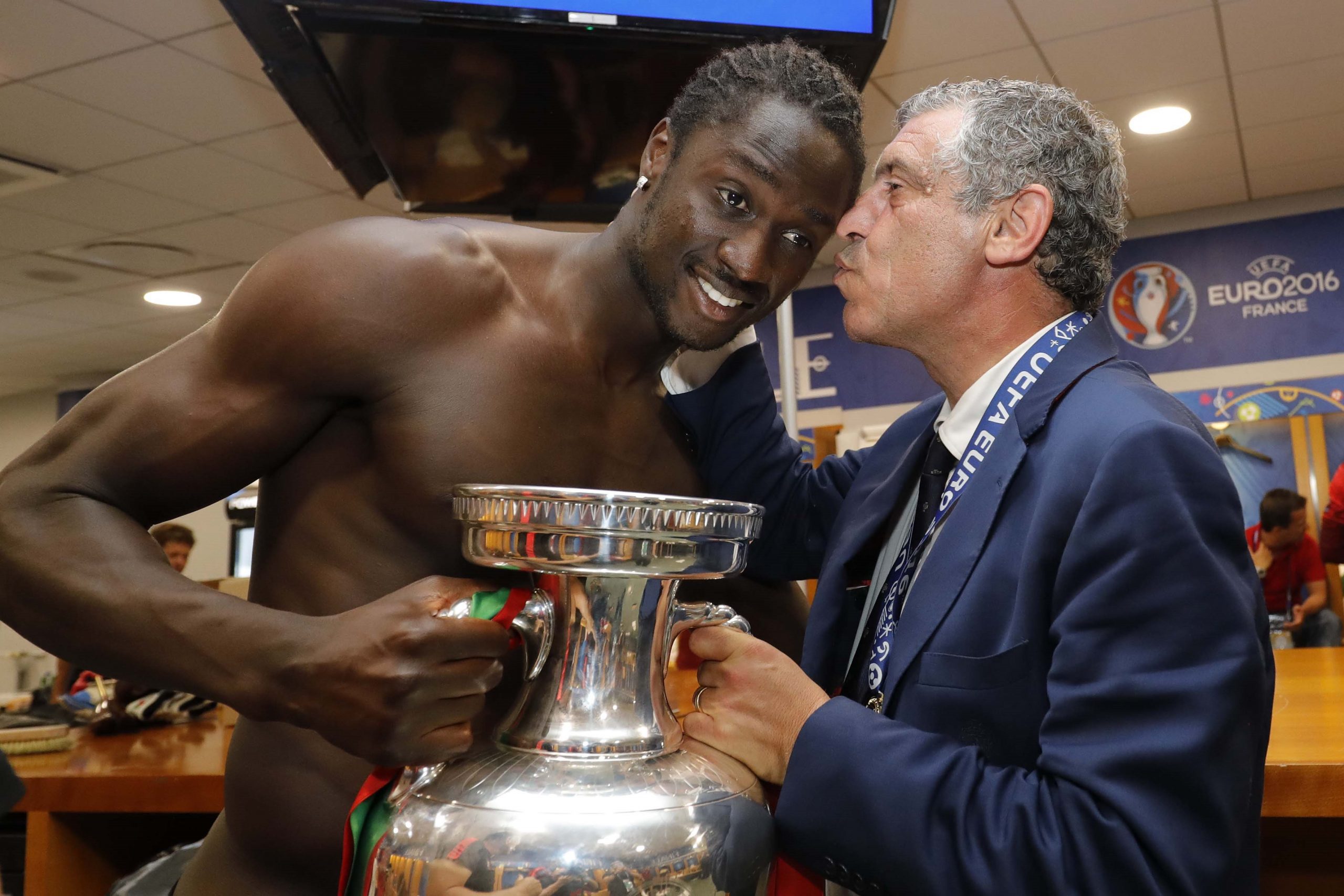 Treinador da seleção portuguesa Fernando Santos a beijar o Eder