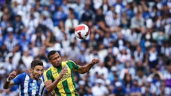 Jogo entre Porto e tondela dois jogadores de futebol a disputar uma bola