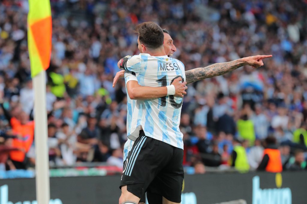Messi e Di Maria a abraçarem-se no relvado de futebol