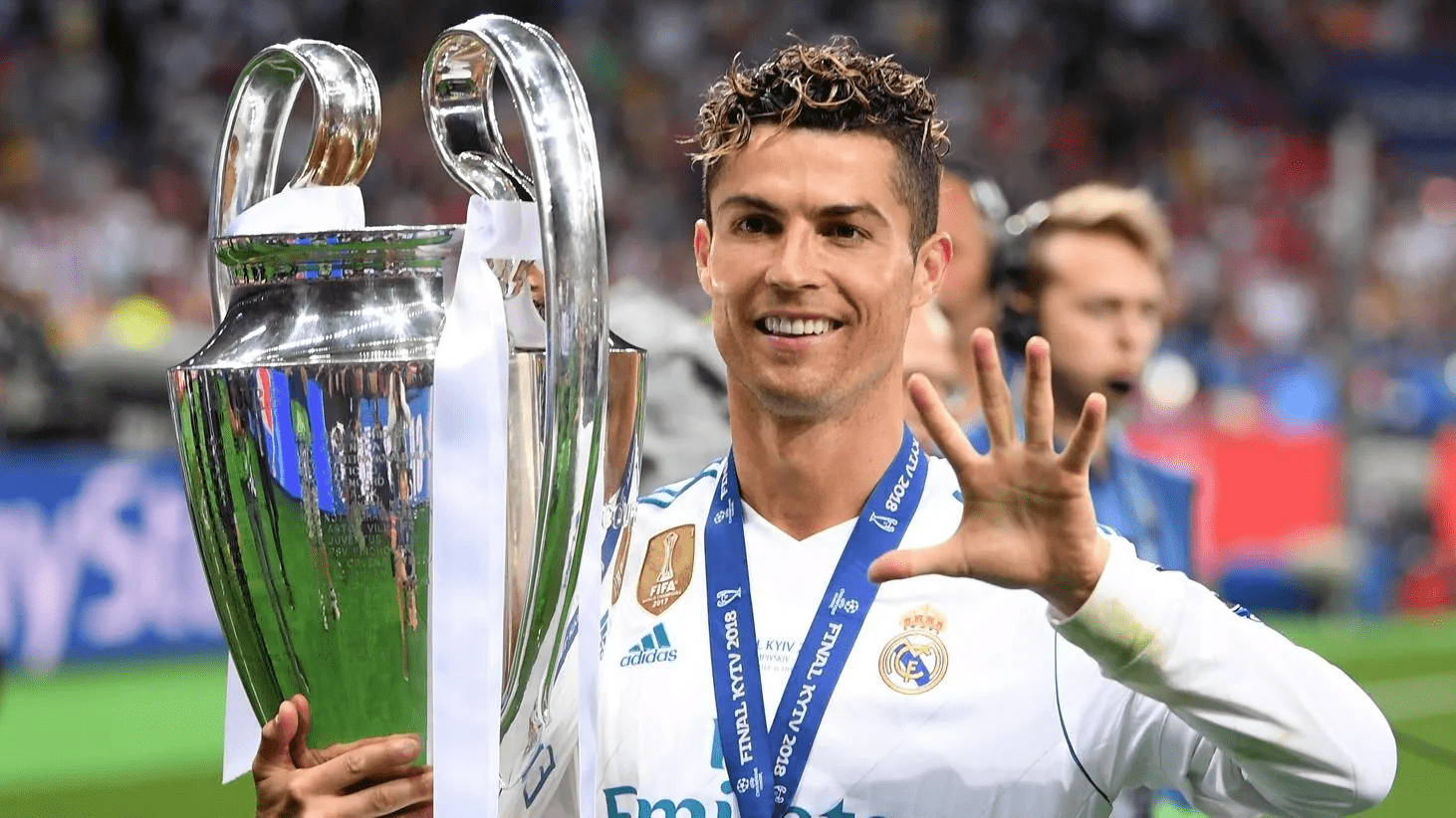 Cristiano Ronaldo a sorrir com a Taça da Champions