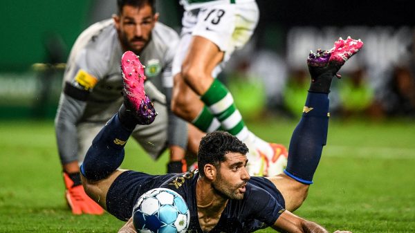Taremi e Adan num jogo entre Porto e Sporting