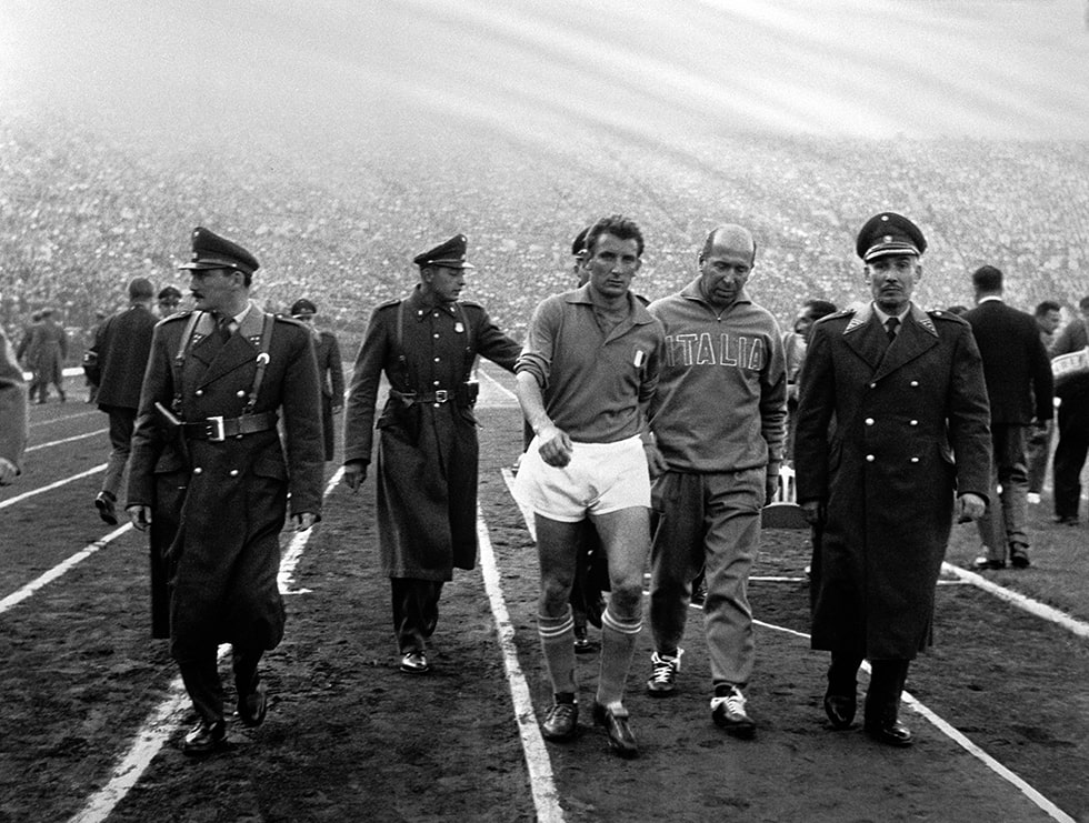 jogador de futebol David, expulso, foi escoltado pela polícia chilena no mundial de futebol de 1962