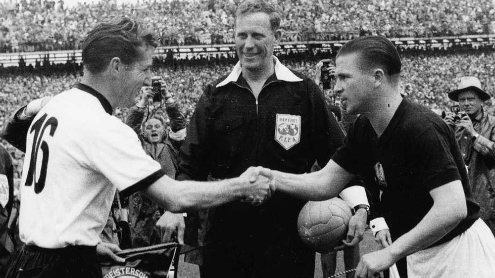 jogador de futebol Ferenc Puskas cumprimenta o capitão alemão no Mundial de futebol de 1954
