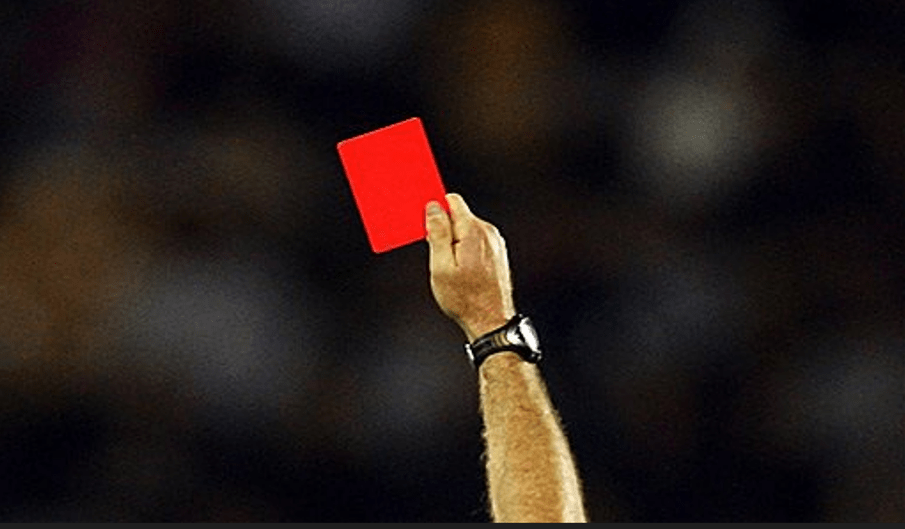 árbitro de futebol a exibir uma cartão vermelho