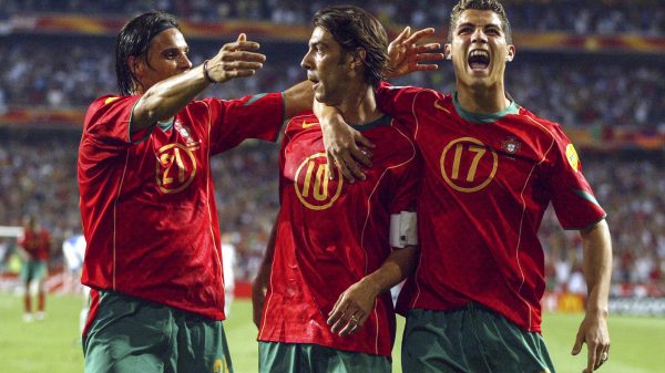 Nuno Gomes, Rui Costa e Cristiano Ronaldo a festejar um golo na seleção nacional