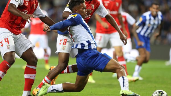 Veron a disputar a bola num jogo entre FC Porto e SC Braga