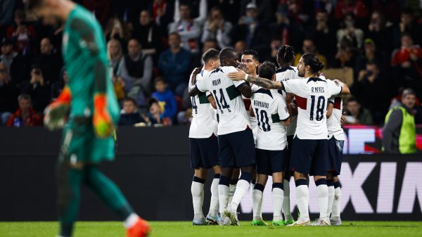 selecção portuguesa de futebol a festejar um golo no meio do estádio