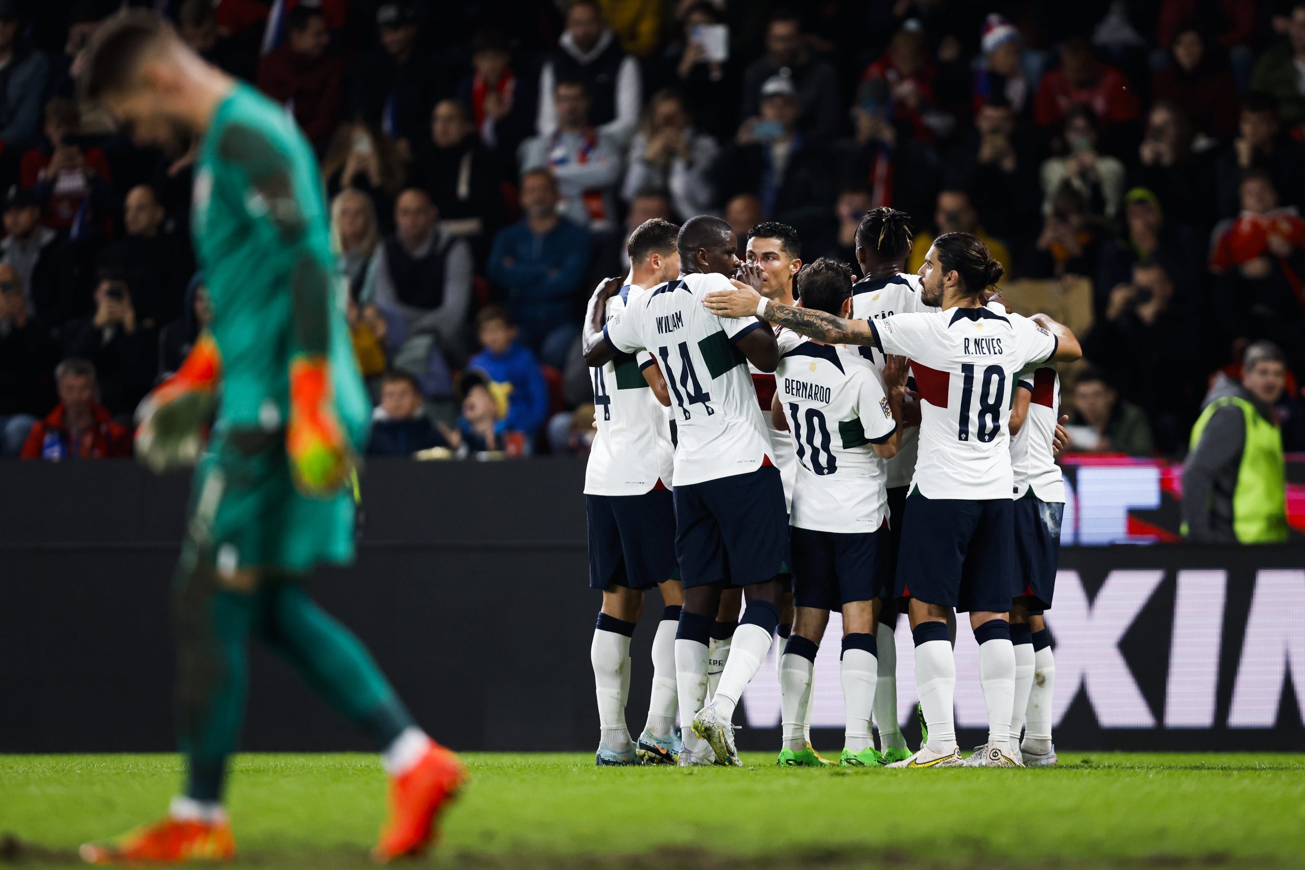 selecção portuguesa de futebol a festejar um golo no meio do estádio