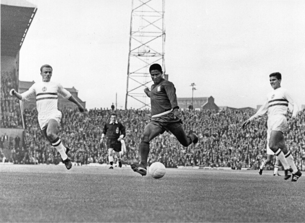 Eusébio no Mundial de 1966 em Inglaterra a rematar 