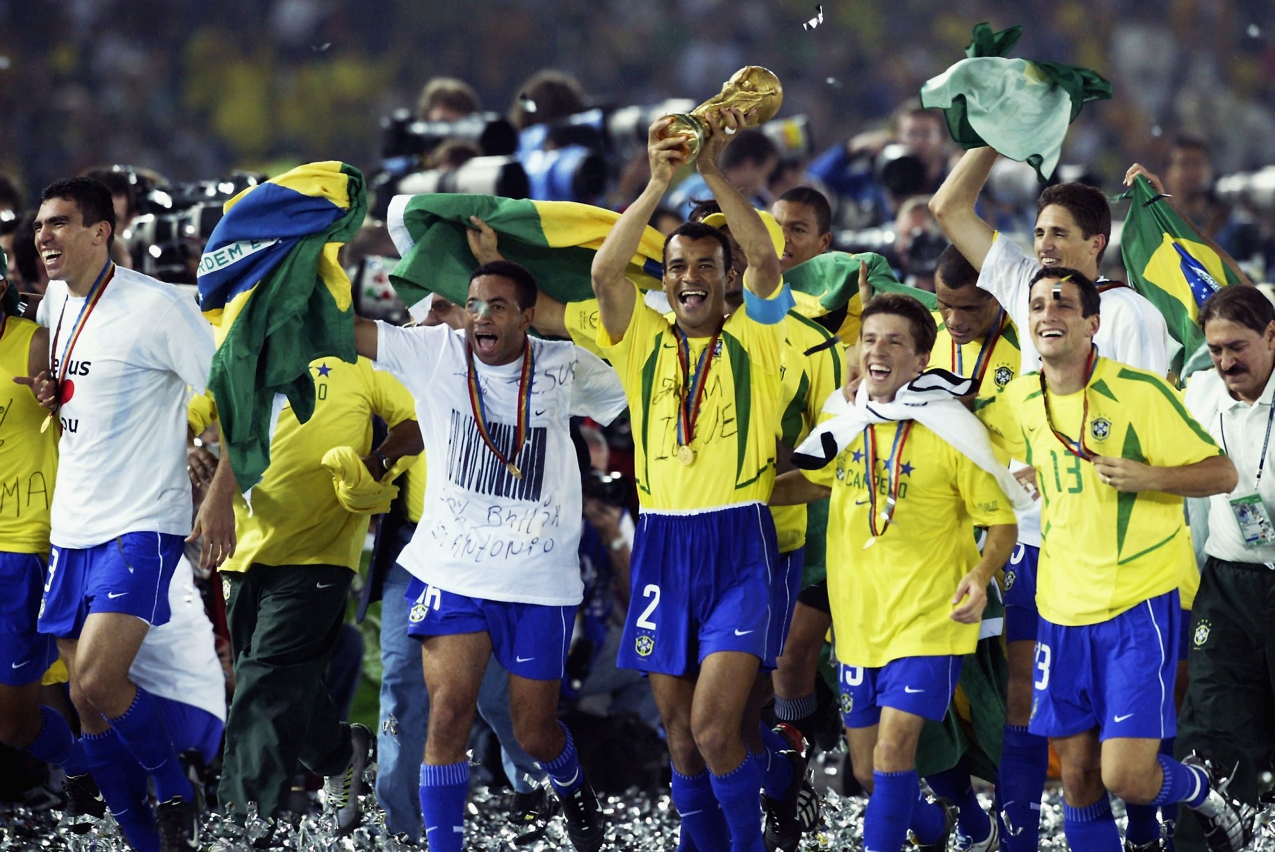 jogadores da selecção brasileira a festejar a vitória do Mundial de futebol de 2002