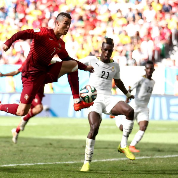 Cristiano Ronaldo domina a bola frente ao Gana no Mundial 2014