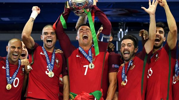 Cristiano Ronaldo a levantar a taça d ecampeão europeu de futebol em 2016 em França