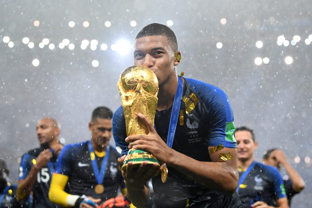 Mbappé jogador da selecção francesa a beijar o troféu do Mundial de futebol de 2018