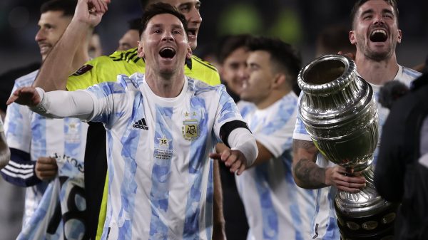 jogadores argentinas a celebrar com a taça