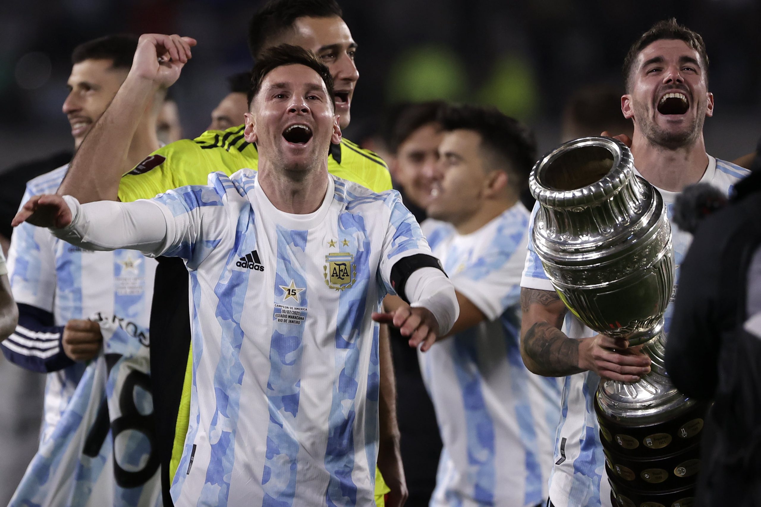 jogadores argentinas a celebrar com a taça
