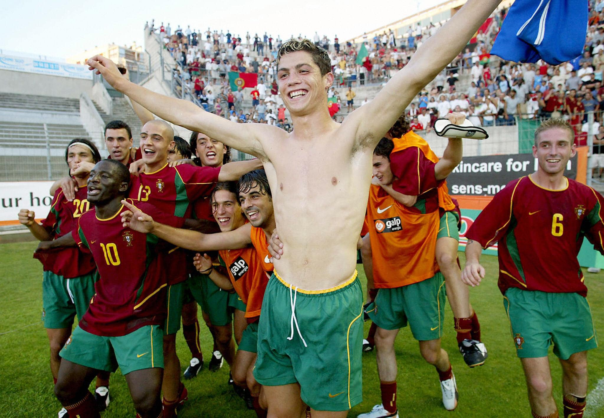 Cristiano Ronaldo a festejar pela seleção sub-21 de Portugal