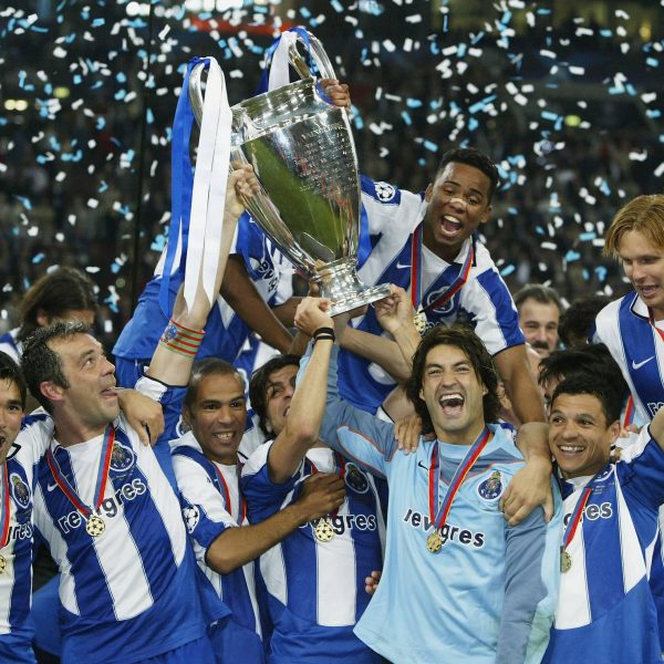 Jogadores do FC Porto a levantar a taça da Liga dos Campeões de 2004