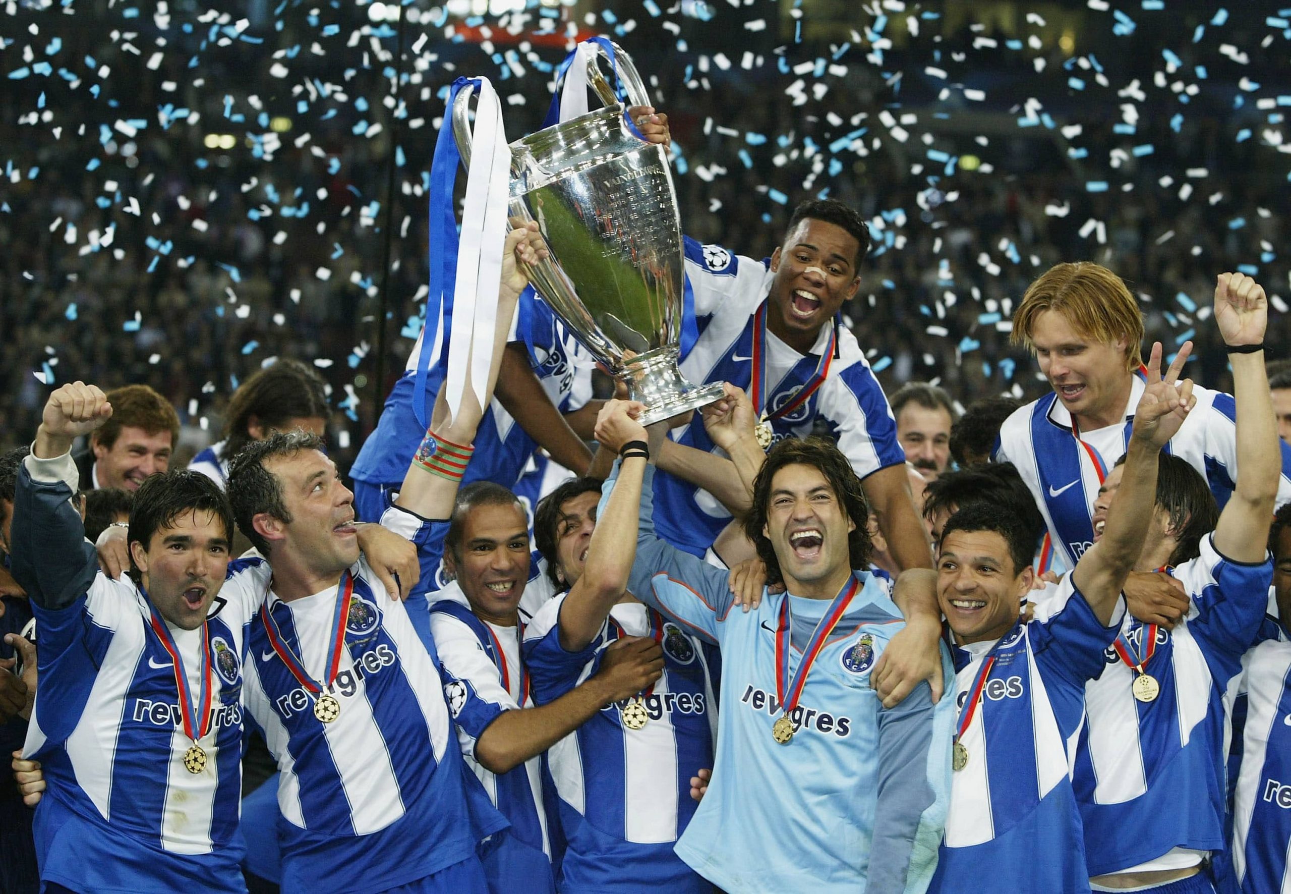 Jogadores do FC Porto a levantar a taça da Liga dos Campeões de 2004