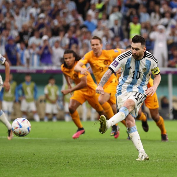 Remate de Messi no jogo entre Argentina e Países Baixos no Mundial de Futebol de 2022 no Qatar