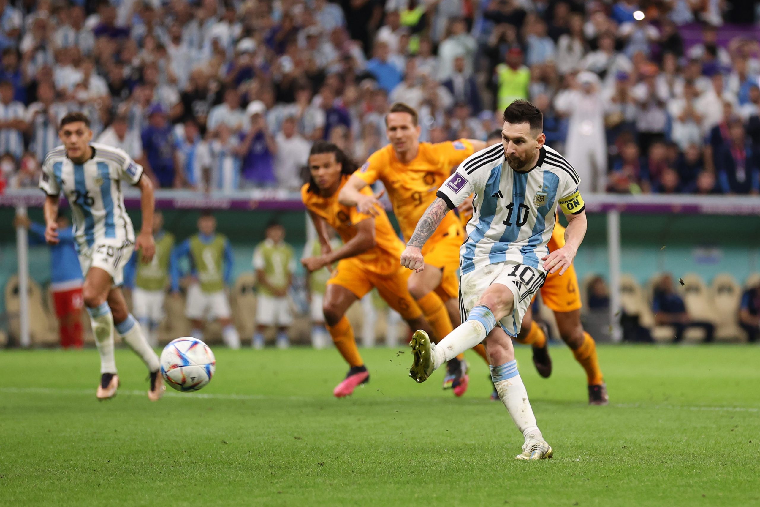 Remate de Messi no jogo entre Argentina e Países Baixos no Mundial de Futebol de 2022 no Qatar