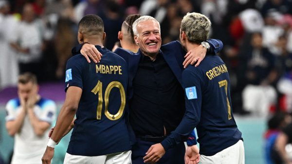 Treinador Francês Didier a abraçar Mbappe e Griezman no Mundial de futebol de 2022 no Qatar