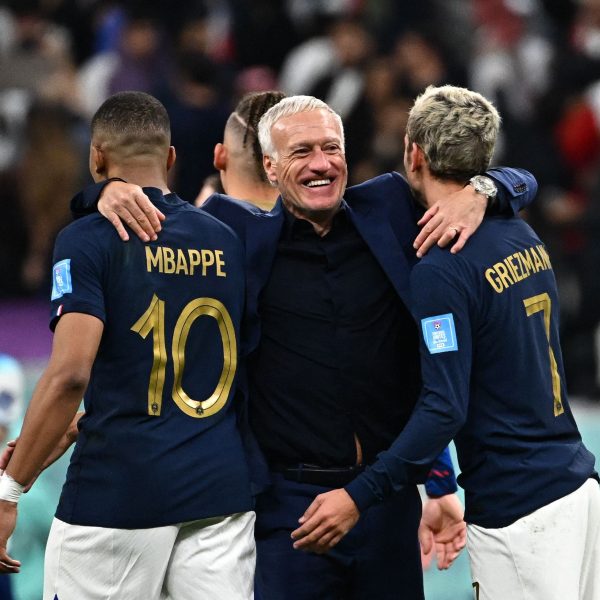 Treinador Francês Didier a abraçar Mbappe e Griezman no Mundial de futebol de 2022 no Qatar