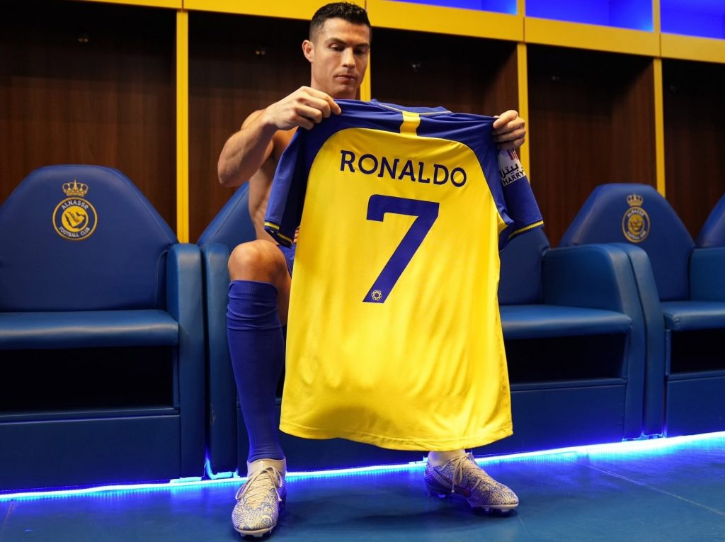 Cristiano Ronaldo a segurar a sua camisola do Al-Nassr Football Club