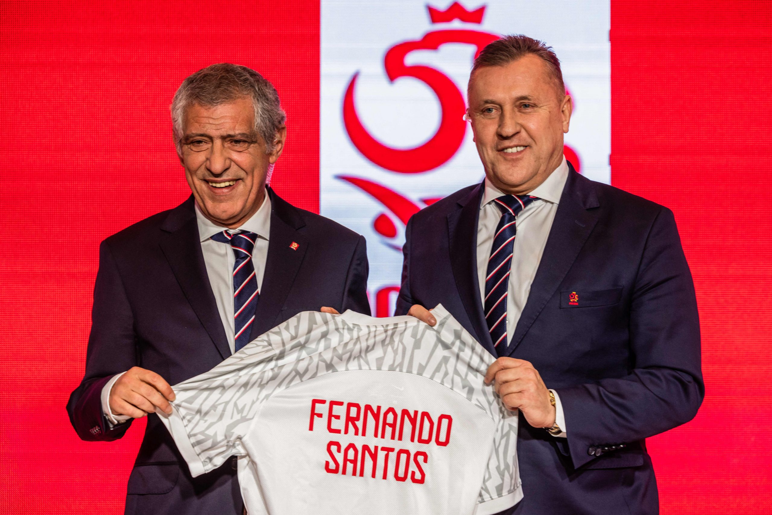 Treinador português Fernando Santos a segurar uma camisola da selecção Polaca com o seu nome gravado