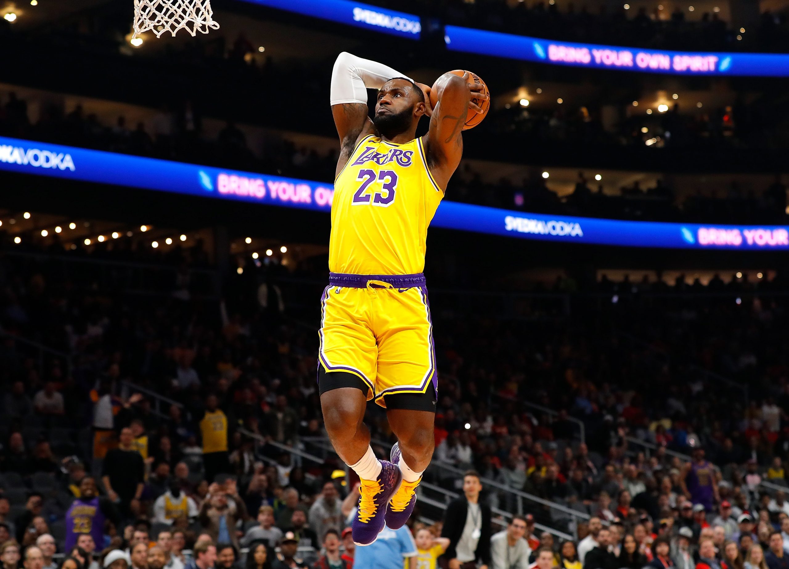 jogador de basquetebol lebron james a marcarm um cesto na NBA