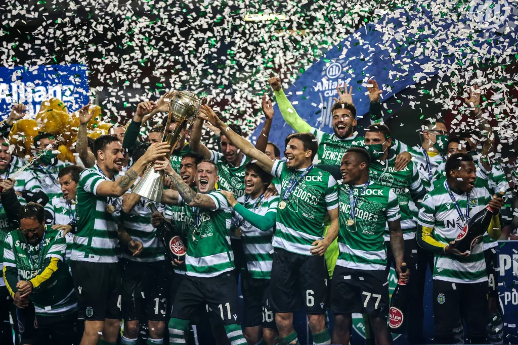 festejos do Sporting ao levantar a taça da liga em 2021