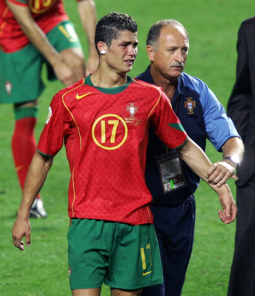 Cristiano Ronaldo a chorar no Euro 2004 com o treinador Scolari