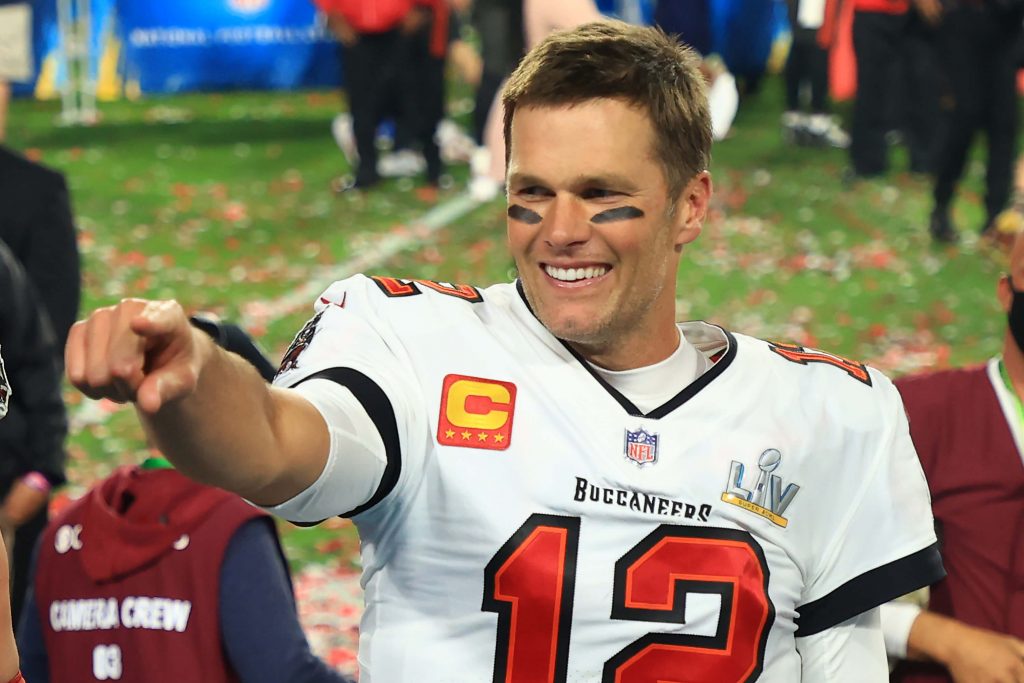 quarterback de futebol americano Tom Brady a sorrir