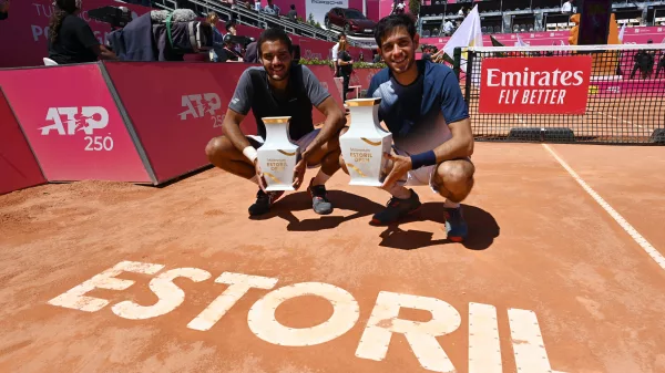 Tenistas portugueses Nuno Borges e Francisco cabral com o troféu do estoril open