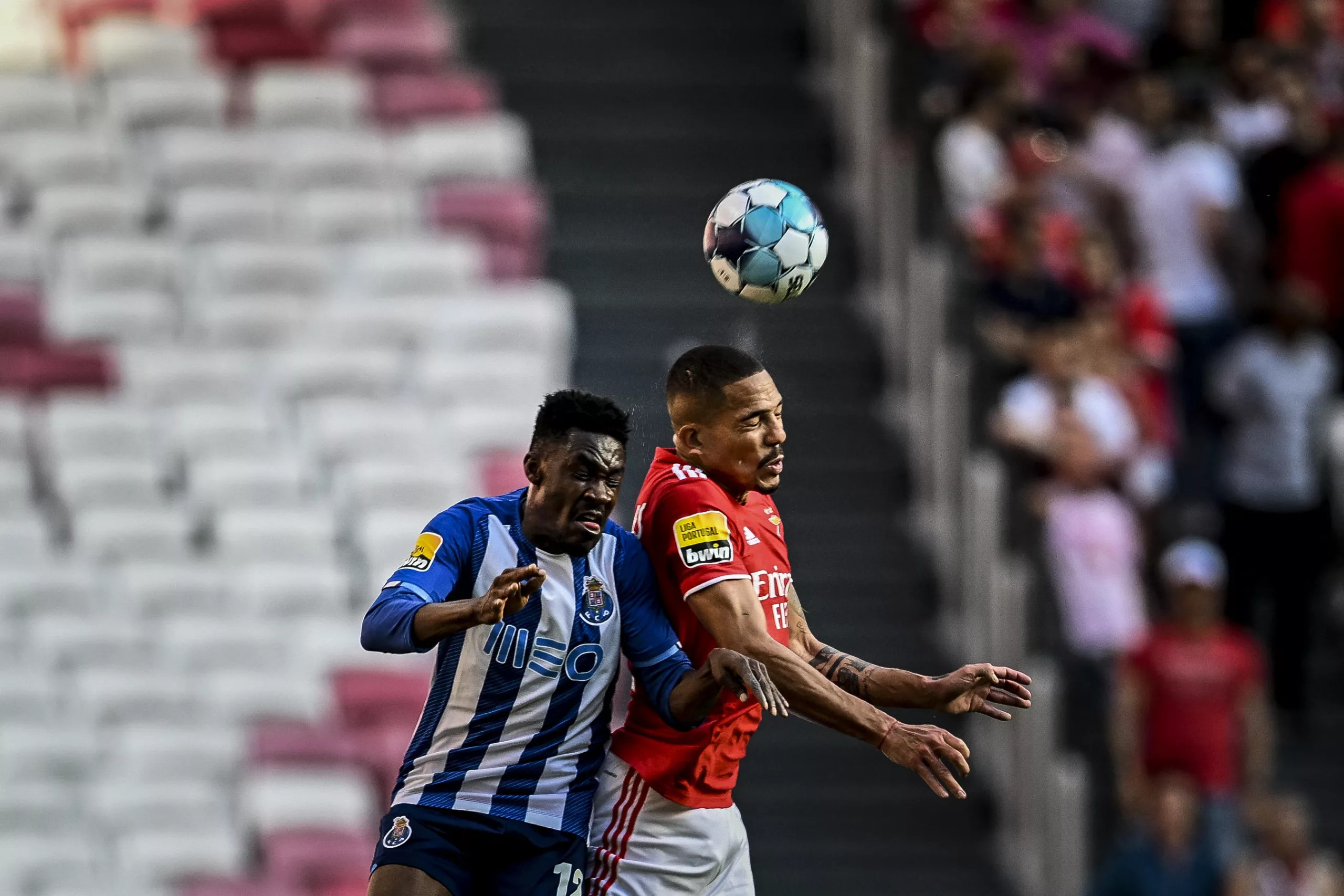 disputa de bolo num jogo ntre SL Benfica e FC Porto