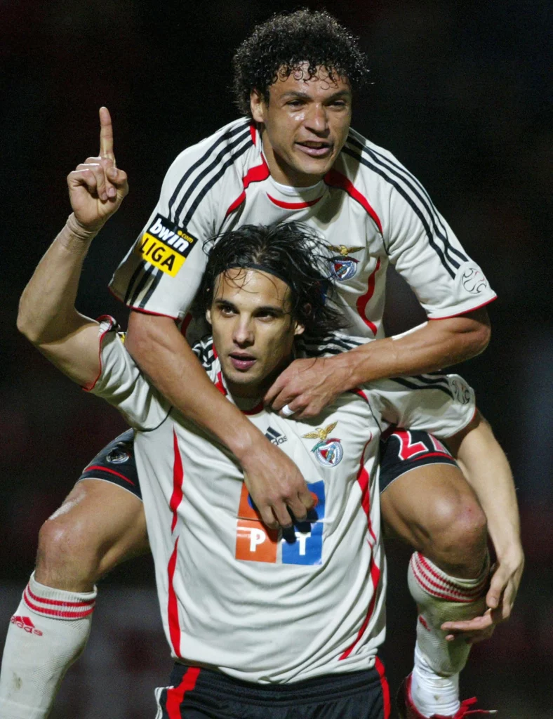 Derlei e Nuno Gomes a festejar um golo pelo SL Benfica