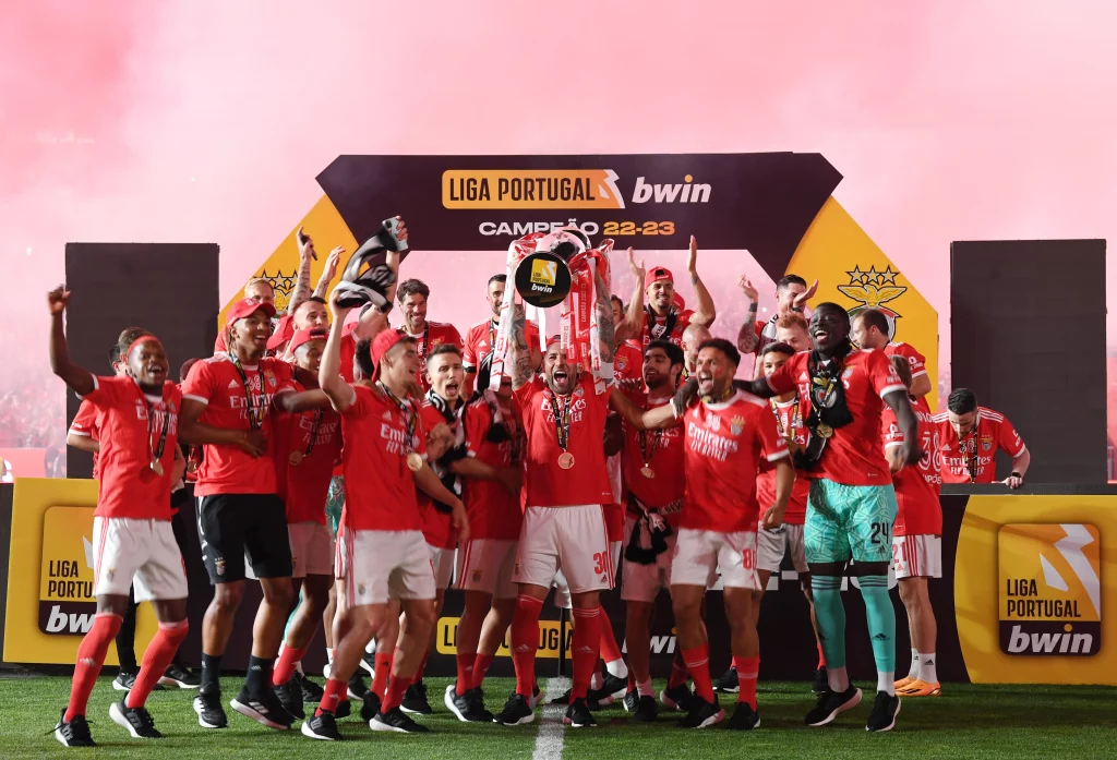 festejos da equipa SL Benfica com o troféu da Liga Portugal bwin 2022/23