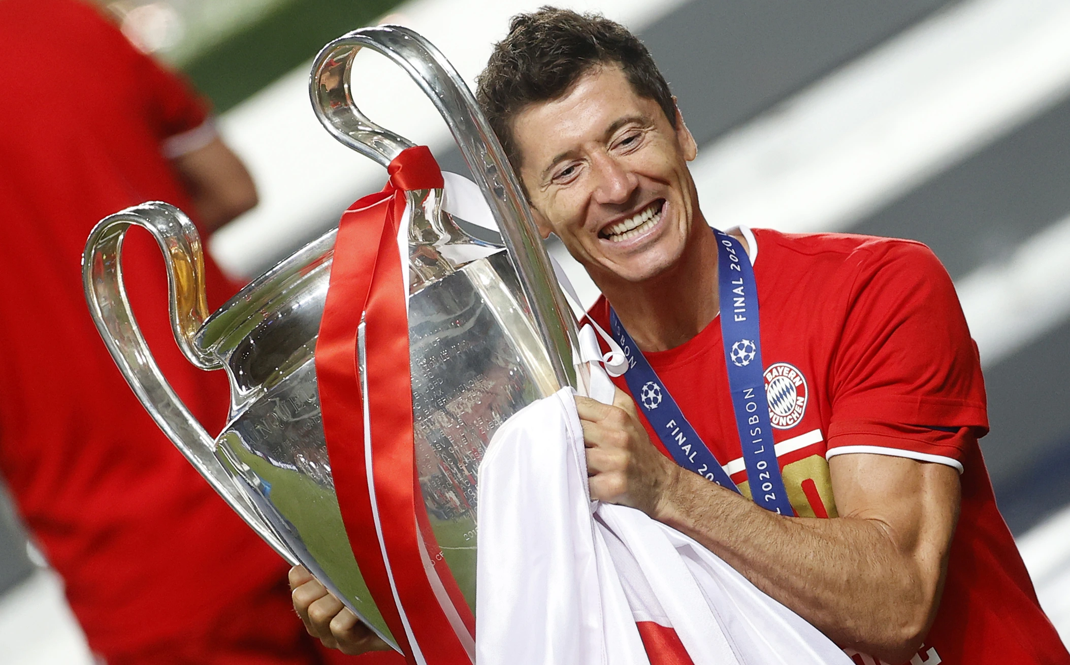 lewandowski com o troféu da Liga dos campeões