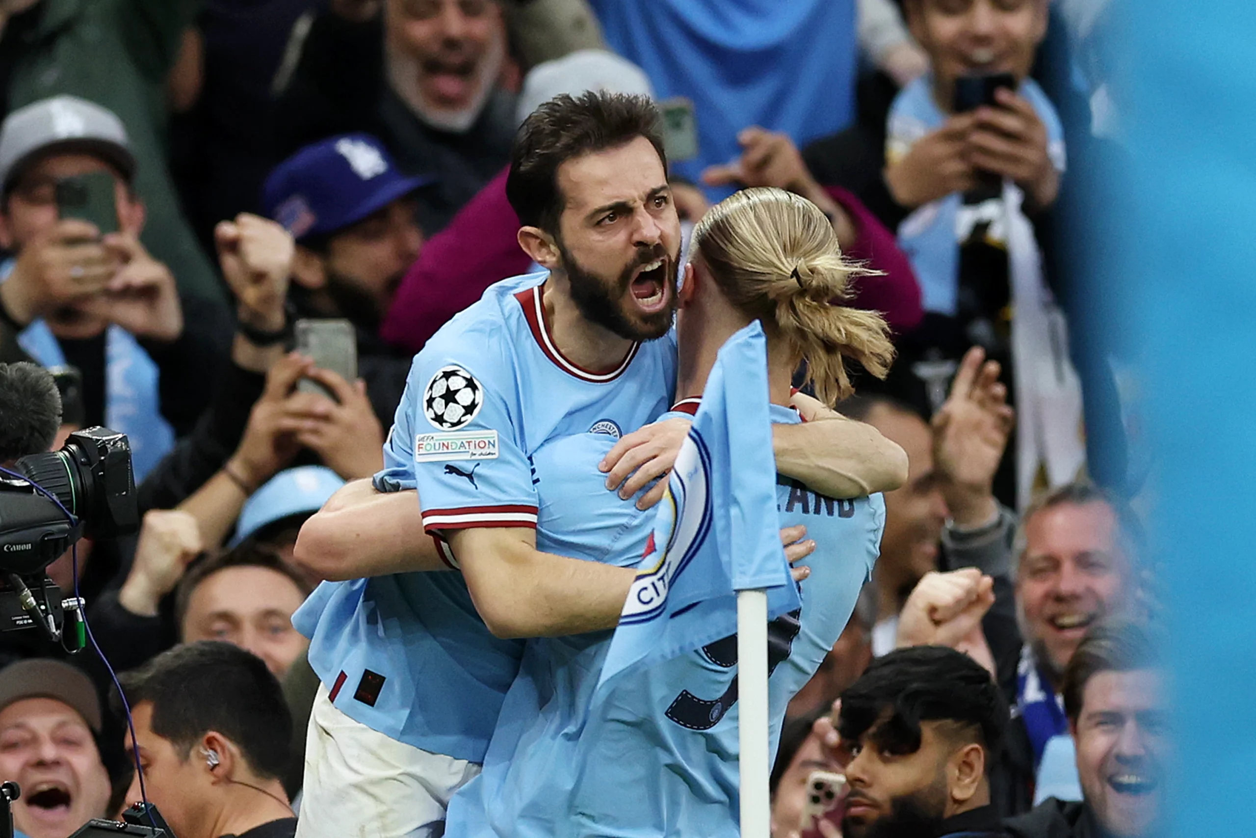 Bernardo Silva e Haaland a festejar um golo pelo Manchester City na Champions League