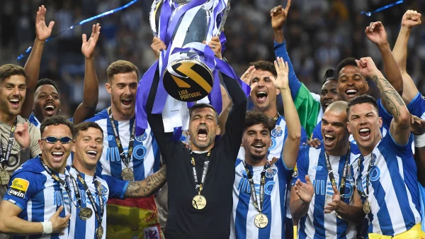 festejos do FC Porto com Sérgio Conceição a levantar o troféu da Liga Portugal bwin