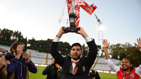 treinador Paulo Fonseca do SC Braga a levantar o troféu da Taça de Portugal de 2016 no Estádio do Jamor