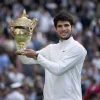 Tenista Carlos Alcaraz a levantar o troféus de wimbledon de 2023