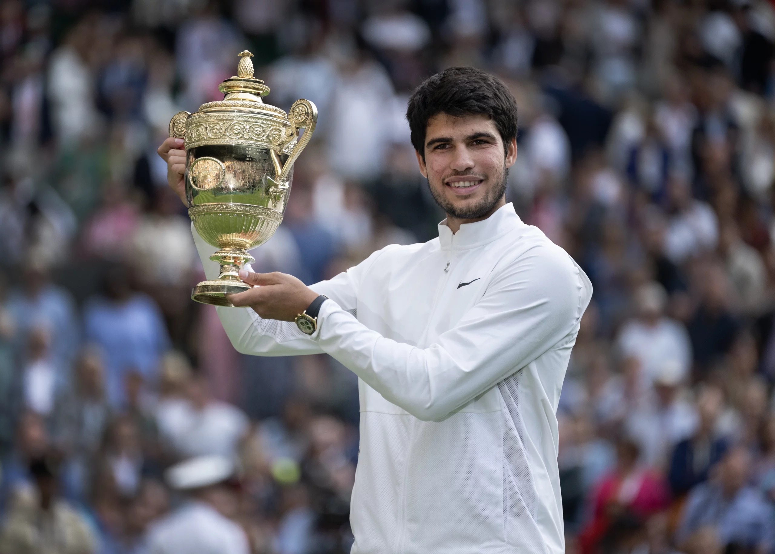 Tenista Carlos Alcaraz a levantar o troféus de wimbledon de 2023