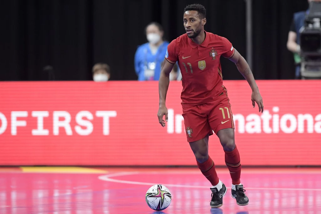 Portugueses Erick e Pany Varela candidatos a melhor jogador de futsal do  mundo